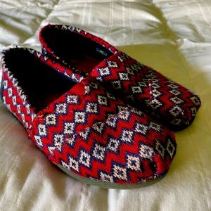 Tom’s size 8 flats